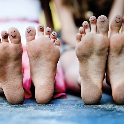 Das Bild zeigt die Paar Füße von zwei Kindern