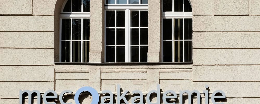 Aussenfassade mit Schriftzug Mecoakademie