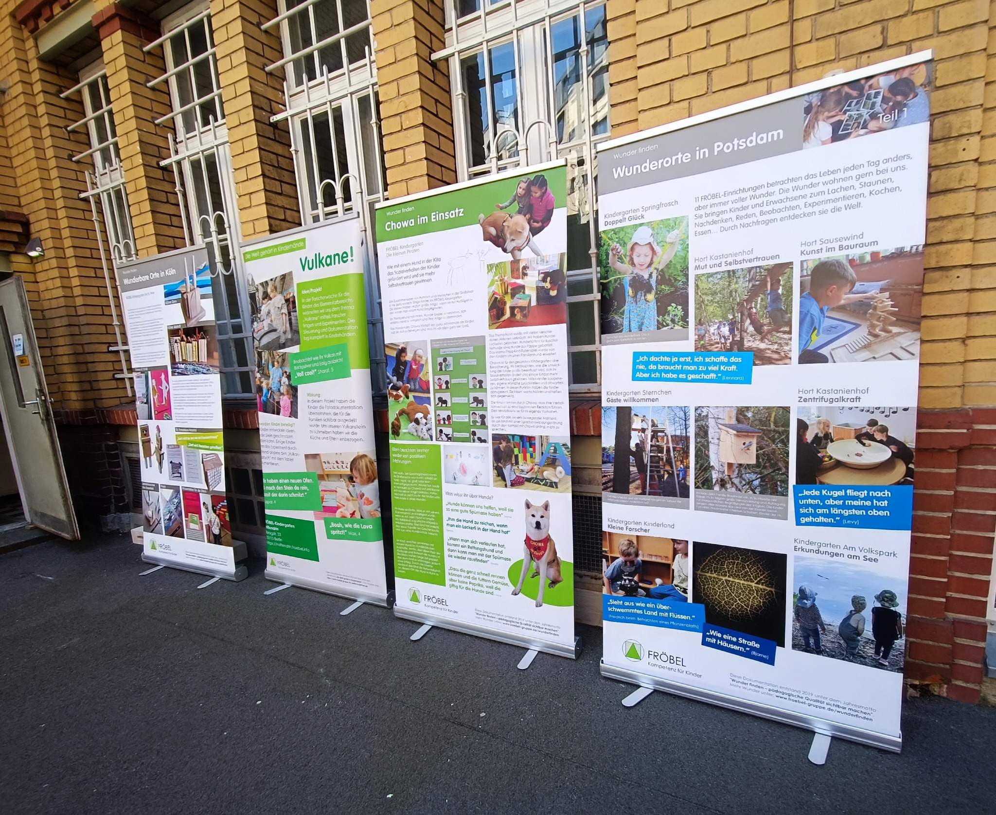 Das Bild zeigt vier bunte Rollups im Innenhof der Osramhöfe