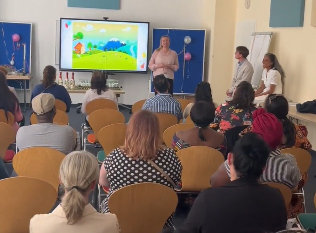 Auf dem Bild ist eine Klasse in einem Schulungsraum bei der Abschlussfeier zu sehen.