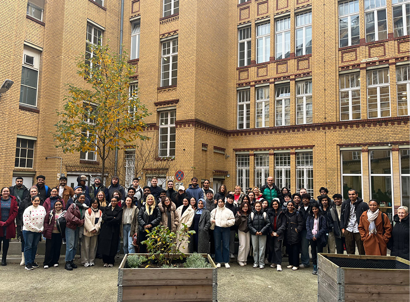 Zu sehen sind die Ausbildungsklassen der Pflegefachassistenz auf einem Gruppenfoto